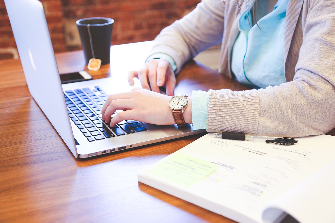 Comment surveiller le nom de mon entreprise sur les réseaux sociaux ?